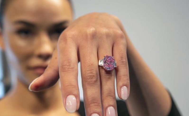 A Torino un’asta da record – Sarà venduto uno dei diamanti rosa più rari al mondo, ‘eredità’ di una nonna. Ecco quanto vale