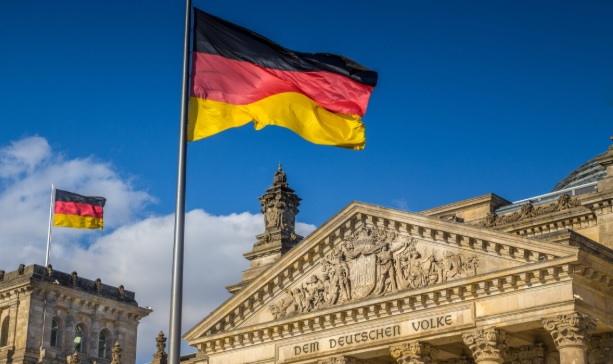 La Germania fa un maxi investimento da 26 miliardi per ridurre i costi dell’energia. Un aiuto a famiglie e imprese: e l’Italia?