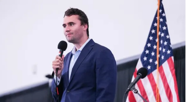 Ucciso attivista di Trump durante un comizio –  Chi era Charlie Kirk, il politico con milioni di follower