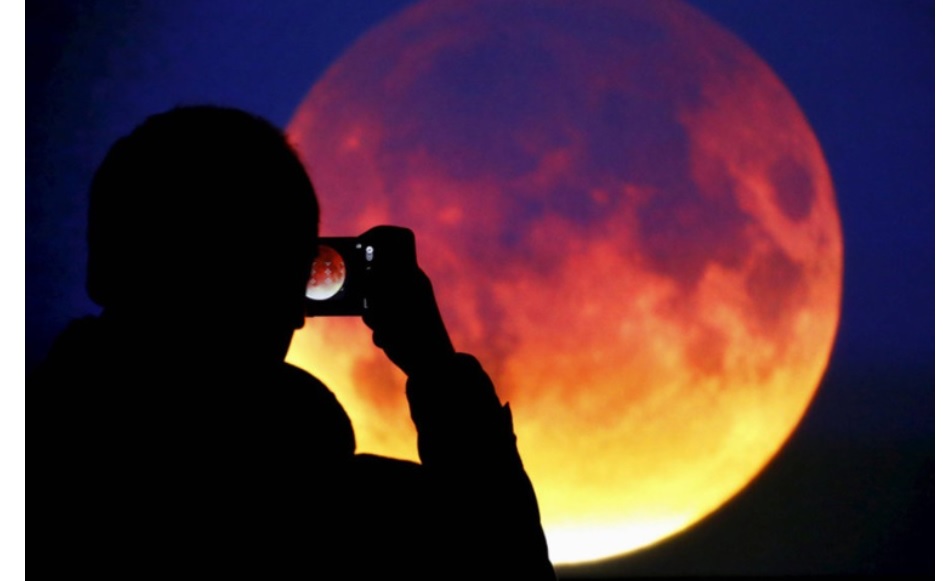 Torino – Stasera l’Eclissi lunare “di sangue”. Occhi puntati al cielo: ecco quando vederla