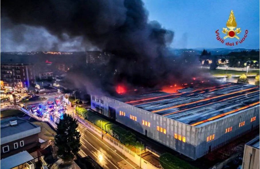 Torino – Tremendo incendio a Pianezza: a fuoco azienda di plastiche. Pericolo nube tossica