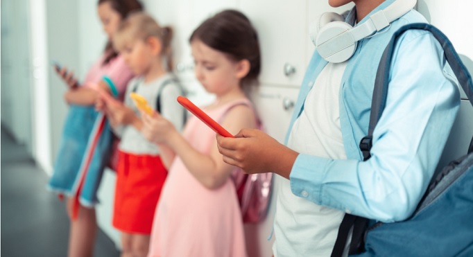 I social stanno rovinando i nostri figli? Ecco come migliorare il rapporto fra genitori e ragazzi: parla l’esperto