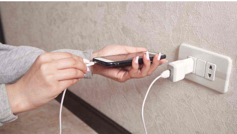 Non lasciare mai il caricabatterie nella presa, senza telefono collegato – Ecco i rischi (anche di incendio)