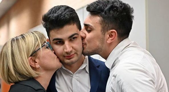 Torino – Uccise il padre con 34 coltellate: si chiude il caso di Alex Cotoia. Il ragazzo è libero