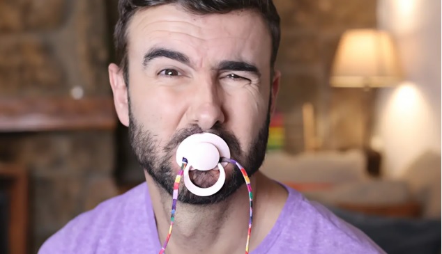 La nuova stranezza – Arriva il ciuccio per adulti: “Calma lo stress”. Il parere dei medici