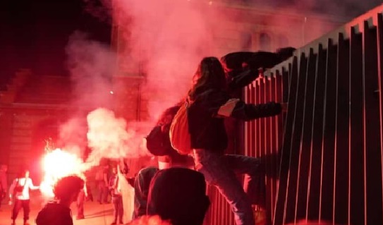Torino – Devastate le OGR, 200 manifestanti assaltano le Officine: cosa è successo
