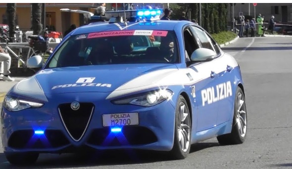 Torino – Ladro disastroso: tira un calcio alla vetrina e resta ferito. Subito arrestato, ancora sanguinante