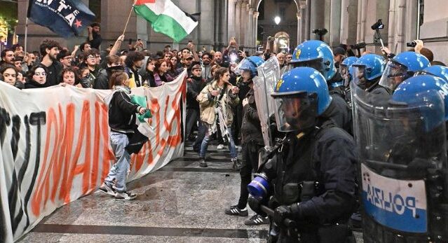 Follia a Torino – Lancia bicicletta contro la Polizia, durante la protesta Pro Pal: fermato un ragazzo