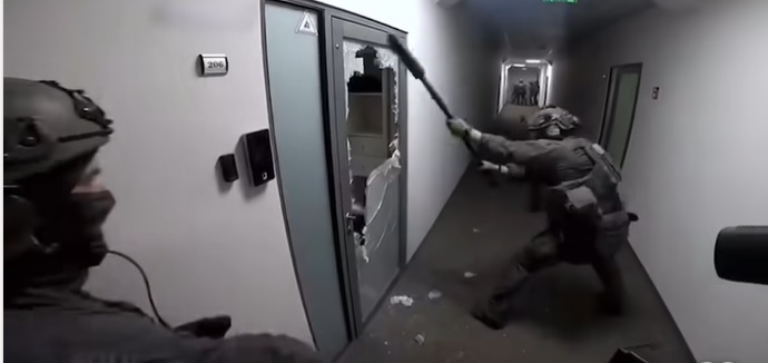 Polizia fa irruzione in una SIM Farm: migliaia di Sim per truffe e messaggi ‘politici’ usati dalla criminalità. La nuova frontiera dell’illegalità