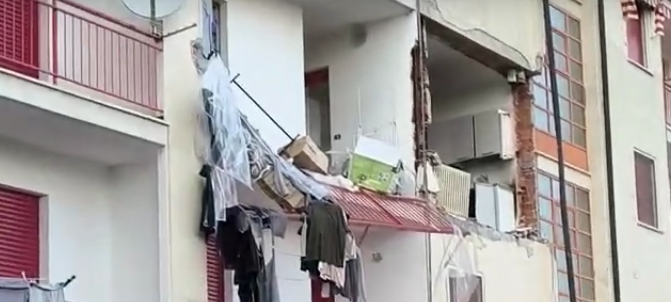 Tremenda esplosione in appartamento nel Torinese: appartamento sventrato, feriti marito e moglie. Cosa è successo