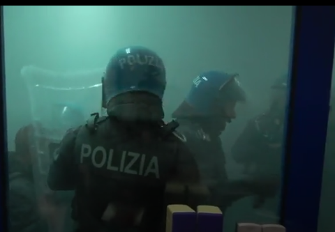 Torino – Corteo ad alta tensione  al “No Meloni Day”, manifestante scarica estintore e lo lancia: “Feriti otto agenti”