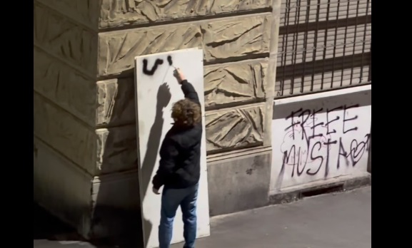 Torino – Il celebre artista John Blond ‘beccato’ a Torino: dipingeva ‘segretamente’ in strada. Ecco dove