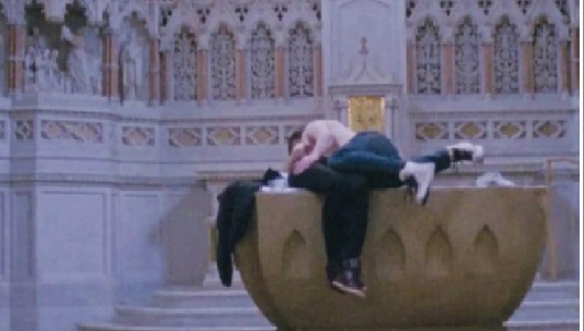 Torino – Fanno sesso in chiesa, ira del parroco: “E’ un sacrilegio. Sarà fatta una messa riparatoria”