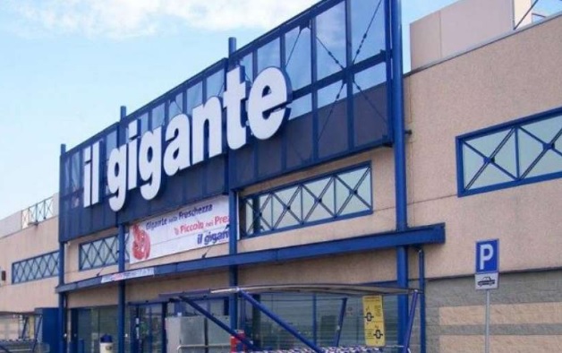 Torino – Follia al supermercato: prende a pugni un cliente in coda alla cassa, senza motivo. Poi fugge