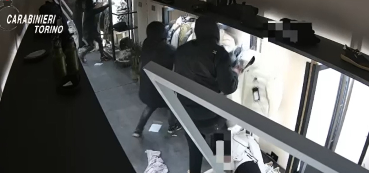 Torino – Ladri assaltano negozio in centro: rubano 72 giacche in pochi secondi. L’intervento dei Carabinieri