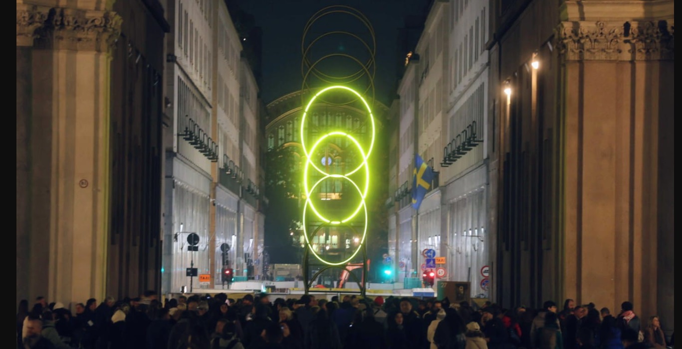 Torino – In piazza San Carlo la nuova Luce d’Artista che celebra il tennis: brilla nel cuore della città