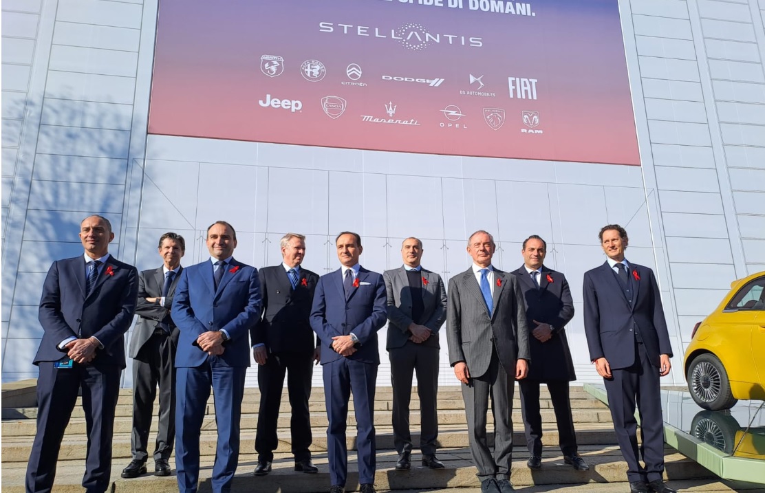 A Torino John Elkann presenta la 500 ibrida e promette amore per la città: “Sarà il cuore pulsante dell’industria automobilistica”