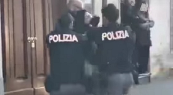 Follia a Torino – Sottrae cane a signora e se lo tiene. Poi si attacca ad un palo e morde poliziotto