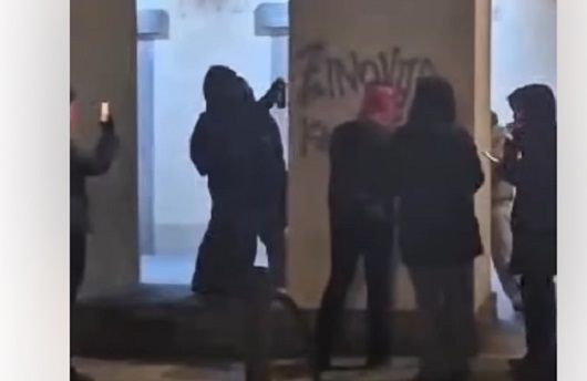 Torino – Corteo femminista: imbrattati muri in piazza Vittorio. Metro bloccata per 15 minuti