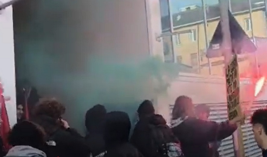 Torino – Pro Pal assaltano sede de La Stampa e Repubblica: sacchi di letame e scritte. Cosa è successo