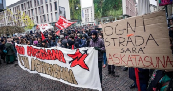 Allerta a Torino –  Askatasuna lancia la street parade di Capodanno: sarà festa, ma è alto il rischio scontri