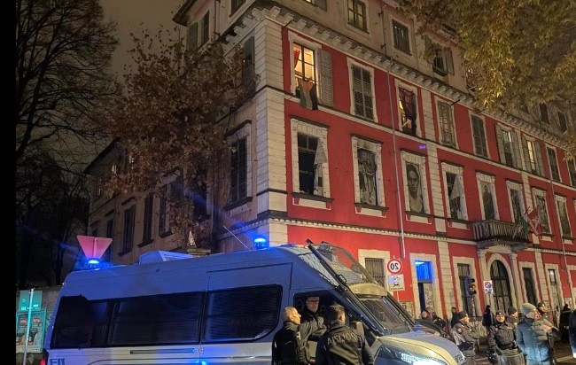 Torino – Sgomberato dopo 30 anni il centro sociale Askatasuna. Lo Russo: “Fine del patto con la città.” La Lega esulta, gli attivisti attaccano: “Meloni non ci fermerà”