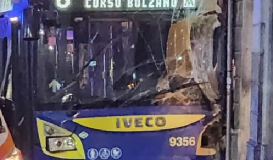 Torino – Paura in centro: autobus ‘8’ si schianta contro la vetrina della Galleria d’arte Mazzoleni. Cosa è successo