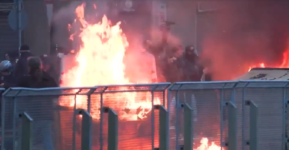 Torino – Guerriglia urbana al corteo di Askatasuna: sono 11 i poliziotti feriti. Petardi, pietre, fiamme e manganellate