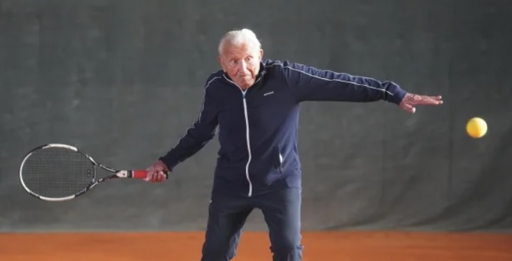 L’incredibile storia di Pietro, tennista di 99 anni: “Dormo 10 ore al giorno e mangio quello che mi pare”. E’ il tennista più longevo al mondo