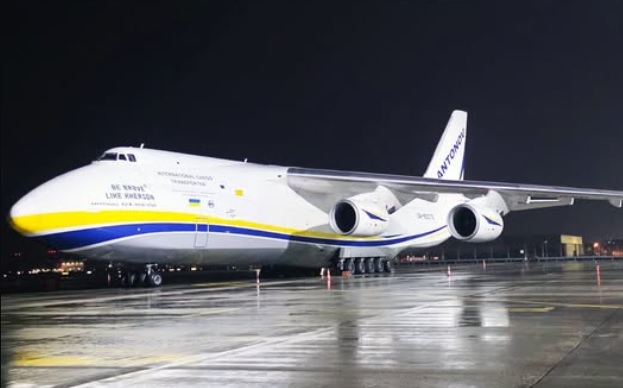 A Torino Caselle è atterrato il gigante ‘Antonov An-124’: è uno degli aerei cargo più grandi al mondo: “Uno spettacolo in volo”
