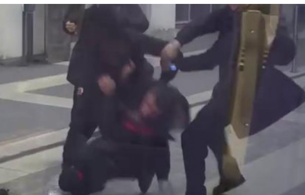 Torino – Vergognosa aggressione ad un capotreno sulla Torino-Bra: pestato perché chiedeva il biglietto, finisce all’ospedale