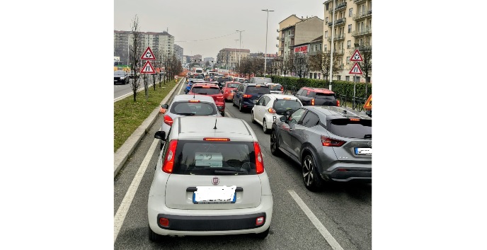 Torino – Piazza Baldissera: avanzano i lavori e continuano le code. Anche oggi file interminabili