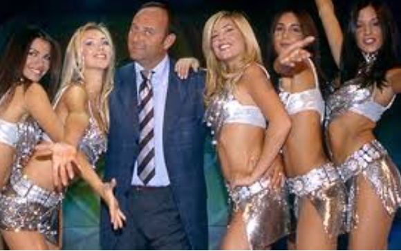 Caso Gerry Scotti, parla una Letterina di Passaparola:  “Per me è stato come un padre. Nessuna avances nei miei confronti. Ho scritto a Corona…”