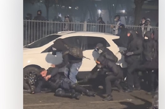 Torino – Poliziotto circondato e picchiato al corteo Askatasuna. Bombe carte e fiamme. Sei feriti, aggredita troupe RAI