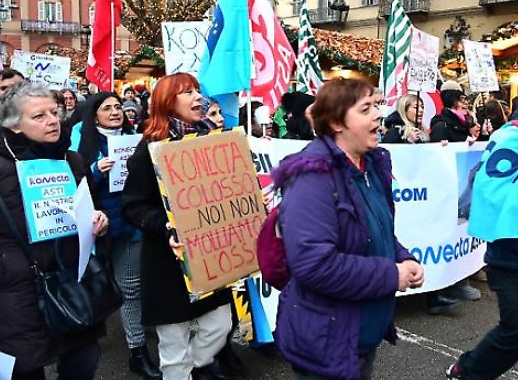 Torino – Konecta, 1.100 posti a rischio. La protesta sotto il Grattacielo Piemonte: «Licenziamenti mascherati»