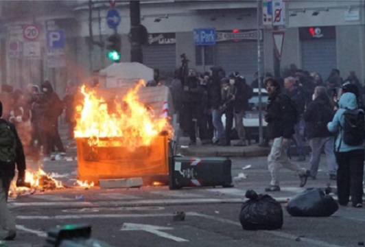 Torino – Vanno a manifestare in piazza con mannaie e mazze da baseball. Poi postano le foto: fermati dalla polizia