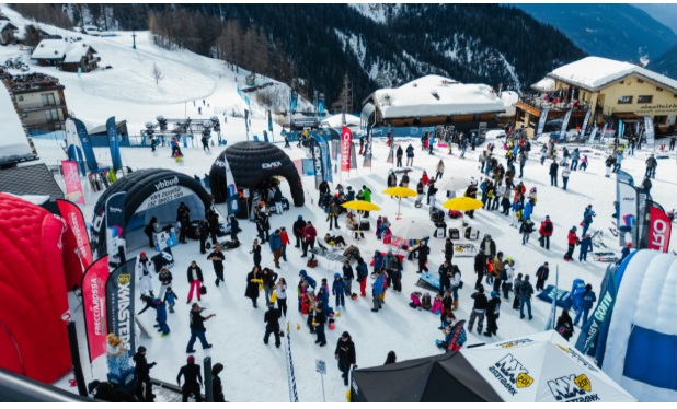 In Piemonte è boom di turismo sulle piste – Oltre 270 mila sciatori e disagi nei borghi montani, fra cumuli di rifiuti e black out