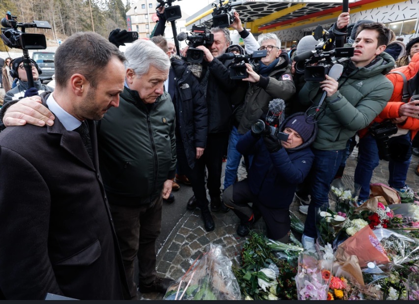 Crans-Montana, Tajani sul luogo della tragedia depone una corona di fiori: “L’Italia ha offerto la massima disponibilità”