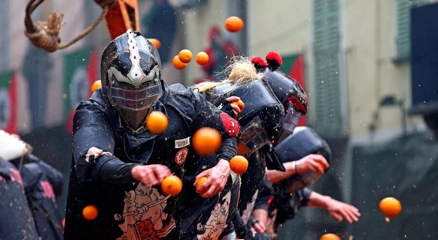 Torino, la nuova scoperta sul Carnevale di Ivrea – Ecco a quando risale davvero la prima edizione: “Ha 8 secoli”. Il documento storico