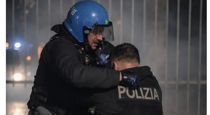 Scontri a Torino, scoppia la polemica: “Foto della polizia modificata con Intelligenza Artificiale” Cosa è successo