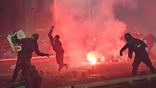 Scontri a Torino – Escono dal carcere due arrestati. Ai domiciliari il 22enne accusato dell’aggressione al poliziotto. Ira Salvini: “Vergogna”