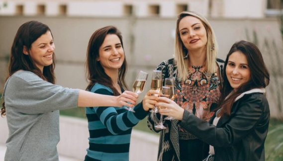 La metà delle donne italiane fra 25 e 44 anni sarà single e senza figli entro il 2030 – Come cambia la società