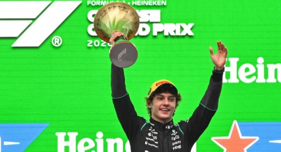 Antonelli trionfo in Cina! Dopo 20 anni un pilota italiano torna a vince un GP di F1. E c’è anche il podio di Hamilton