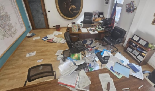 Torino- Assalto degli anarchici all’Asl di San Secondo: uffici devastati e scritte choc contro il Cpr