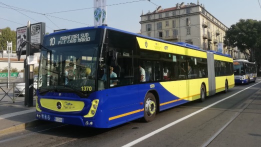 Torino  Follia sull’autobus: con una bottiglia rotta crea il panico fra i passeggeri. Arrestato e condannato per direttissima
