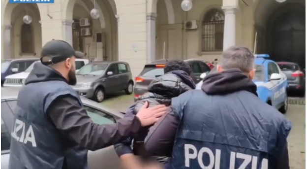 Torino- Ragazzi terrorizzavano il centro con coltelli e spray urticanti. Fermata la baby gang che accerchiava le vittime per rapinarle. Quattro arresti