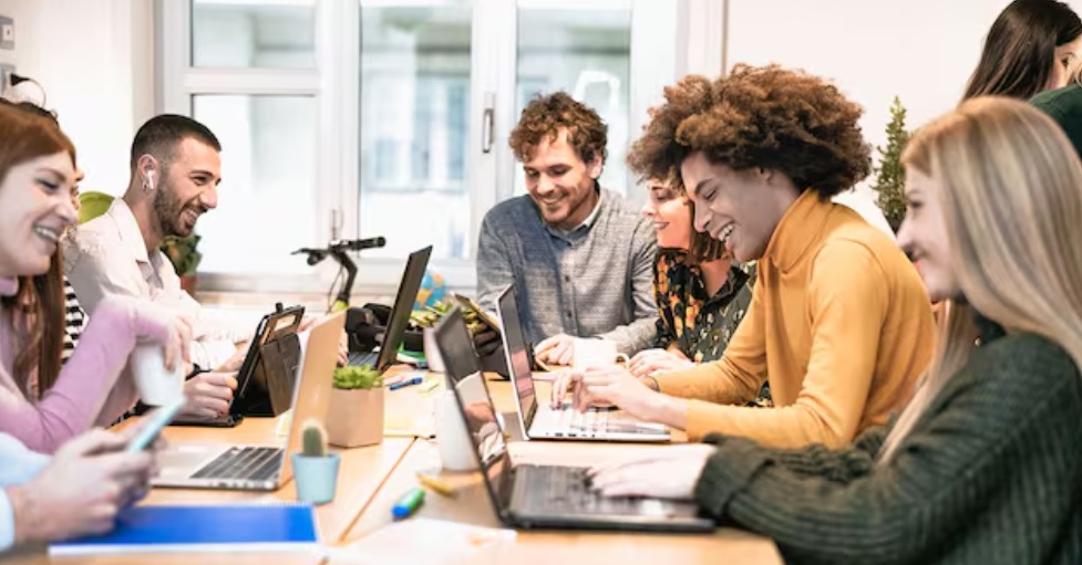 Lavoro – Le aziende sono in difficoltà con la Generazione Z: “Più distaccati sul lavoro e più inclini al tempo libero”. Le differenze con gli “anziani”