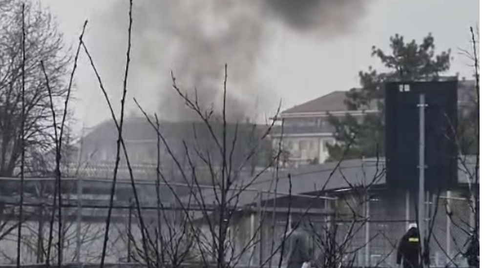 Torino – Scoppia incendio nel cantiere vicino alla stazione Rebaudengo-Fossata. “E’ la vendetta dei pusher”. Fumi tossici nell’aria