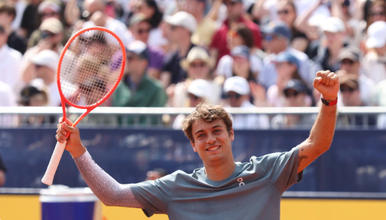 Tennis, Flavio Cobolli fa un salto in avanti e avvicina la Top 10 Atp. Ecco la classifica degli Azzurri