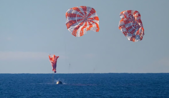 Artemis, missione compiuta! Gli astronauti sono tornati sulla Terra con uno spettacolare ‘ammaraggio’. I risultati di un viaggio storico